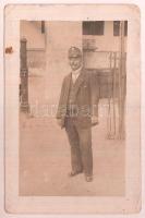 cca 1920-1940 Hivatalnok fotó, kissé viseltes állapotban, 14x9 cm.