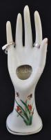 Porcelán gyűrűtartó kéz, rajta két iparművész, jelzett gyűrű