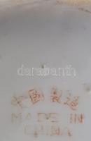 Porcelán gyűrűtartó kéz, rajta két iparművész, jelzett gyűrű