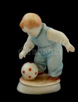 Zsolnay óvodás kis fiú a pöttyös labdával, kézzel festett, jelzett, m:11 cm