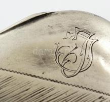 Ezüst (Ag.) cigarettatárca, jelzett, apró horpadással, nettó:89 g,  9×8 cm