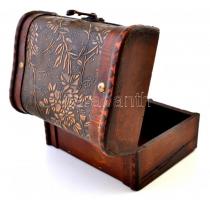 Díszes fadoboz, fém rátétekkel. 17x13x11 cm