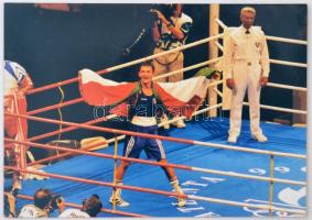 Kovács István Koko(1970-) ökölvívó aláírása az őt ábrázoló fotón