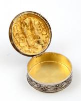 Ezüst (Ag.) gyógyszeres dobozka, figurális jelenettel, belül aranyozott, nettó:9 g, d:3 cm