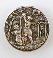 Ezüst (Ag.) gyógyszeres dobozka, figurális jelenettel, belül aranyozott, nettó:9 g, d:3 cm