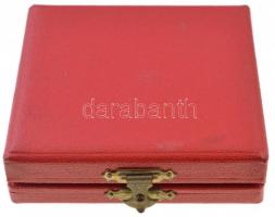 9db-os magyar jelvény és emlékérme tétel, közte 1957. "1919-1957 KISZ" zománcozott, aranyo...