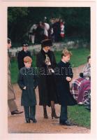 1994 Anglia, Diana hercegnő két fia kíséretében, hátoldalon feliratozott sajtófotó, 22x15 cm / Princess Diana with Prince William And Henry, pressphoto, 22x15 cm