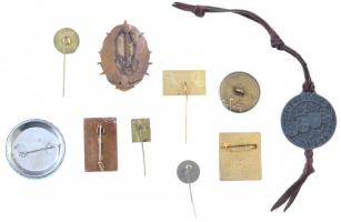 10db-os vegyes magyar és külföldi jelvény és kitűző tétel, közte DN "II. János Pál" műanya...