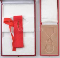 17db kitüntetés doboz, közte az 1956-os "Ungarnhilfe" kitüntetés doboza és a "Magyar ...