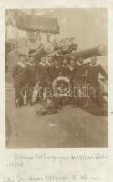 1913 SMS Zrínyi, az Osztrák-Magyar Monarchia Radetzky-osztályú pre-dreadnought csatahajója. Matrózok a fedélzeten lövegek előtt, csoportkép / Mariners of SMS Zrínyi, group photo with cannons