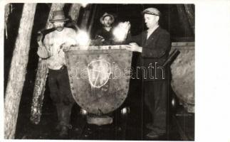 1944 Köpec, Capeni; bányászok csillével a bányában / miners with minecart in the mine, photo