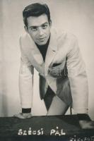 Szécsi Pál énekes aláírása őt magát ábrázoló fotó hátulján