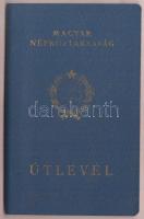 1971 Fényképes magyar útlevél francia és olasz vízumokkal, bejegyzésekkel