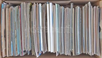 1 doboznyi főleg MODERN külföldi képeslap, városképes és motívumlapok, sok leporelló, több régi fotó...