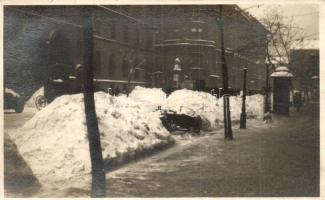 Budapest V. Alkotmány utca nagy havazás idején - 2 db régi fotó képeslap / 2 pre-1945 photo postcard...