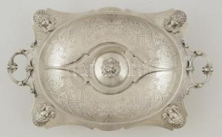 Ezüst (Ag.) Minerva és oroszlán fejes kínáló, jelzett, mesterjeggyel (JL), préselt, vésett,  33×20 c...