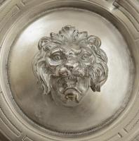 Ezüst (Ag.) Minerva és oroszlán fejes kínáló, jelzett, mesterjeggyel (JL), préselt, vésett,  33×20 c...