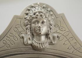 Ezüst (Ag.) Minerva és oroszlán fejes kínáló, jelzett, mesterjeggyel (JL), préselt, vésett,  33×20 c...