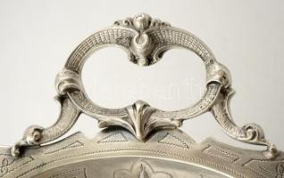 Ezüst (Ag.) Minerva és oroszlán fejes kínáló, jelzett, mesterjeggyel (JL), préselt, vésett,  33×20 c...