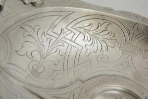 Ezüst (Ag.) Minerva és oroszlán fejes kínáló, jelzett, mesterjeggyel (JL), préselt, vésett,  33×20 c...