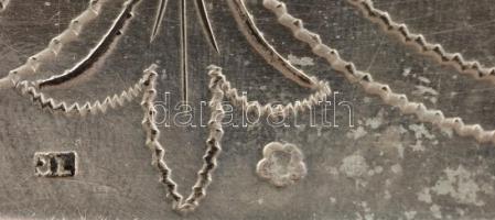 Ezüst (Ag.) Minerva és oroszlán fejes kínáló, jelzett, mesterjeggyel (JL), préselt, vésett,  33×20 c...