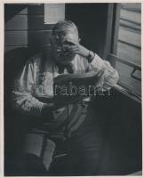 cca 1932 Kinszki Imre (1901-1945): Egy testes úr, pecséttel jelzett, aláírt vintage fotóművészeti alkotás, 18x13 cm