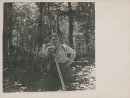 cca 1930 Kinszki Imre (1901-1945) fotografál, jelzés nélküli vintage fotó a szerző hagyatékából, 8,5x8,5 cm-es fotó 9x12-es fotópapíron