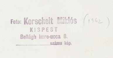 1942 Korschelt Miklós (1900-1982): Apáca, pecséttel jelzett vintage fotóművészeti alkotás, 23x15 cm