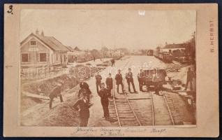 cca 1880 Dervent (Bosznia) vasútállomás, csoportkép B. Herbst derventi műterméből, feliratozva / Derventa, Bosnia, railway station, group photo, 7×11 cm