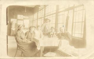 1915 Tátra, Csorba-tó, kirándulók képe a menedékházban / hikers in the resth house, photo (EK)