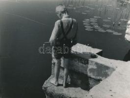 cca 1970 Gebhardt György (1910-1993): Horgászfiú, aláírt vintage fotóművészeti alkotás, + három zsűritag aláírása, 18x24 cm