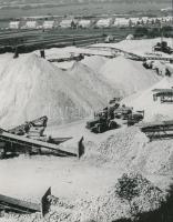 cca 1980 Külszíni bányák: Sümegen mészkövet, Iharoskúton bauxitot termelnek ki, 2 db vintage fotó, 22x17,5 cm