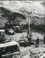 cca 1980 Külszíni bányák: Sümegen mészkövet, Iharoskúton bauxitot termelnek ki, 2 db vintage fotó, 2...