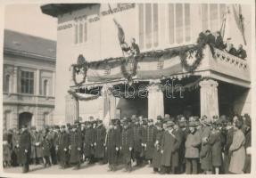 1929 Sopron, a Soproni Bányászati és Erdészeti Akadémia zászlóőrsége a március 15-i ünnepélyen, fotó hátoldalán feliratozva, 5.5×8 cm