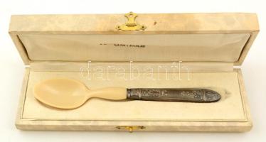 Ezüst (Ag.) nyelű csont kanál, jelzett (francia), eredeti dobozában, h:16 cm, bruttó:22 g