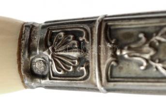 Ezüst (Ag.) nyelű csont kanál, jelzett (francia), eredeti dobozában, h:16 cm, bruttó:22 g