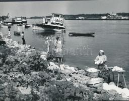 cca 1968 Dunaföldvár, a Duna partja télen-nyáron, 2 db jelzés nélküli, vintage fotóművészeti alkotás Vincze János (1922-1998) hagyatékából, 18x23 cm