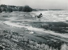 cca 1968 Dunaföldvár, a Duna partja télen-nyáron, 2 db jelzés nélküli, vintage fotóművészeti alkotás...