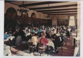 1967 Mátrai SZOT üdülő étterme, Járai Rudolf (1913-1993) fotóriporter hagyatékából, 1 db (jelzés nélküli) 9x12 cm-es vintage diapozitív felvétel és 1 db erről készült mai nagyítás, 18x25 cm