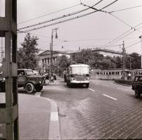 1966 Budapest, Kálvin téri közlekedés (villamos, trolibusz, autók), Kotnyek Antal (1921-1990) fotóri...