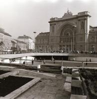 cca 1971 Budapest, Baross tér, Kotnyek Antal (1921-1990) fotóriporter felvételei, 16 db vintage negatív, 6x6 cm