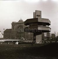 cca 1971 Budapest, Baross tér, Kotnyek Antal (1921-1990) fotóriporter felvételei, 16 db vintage nega...