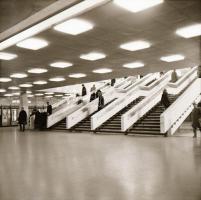 cca 1971 Budapest, Baross tér, Kotnyek Antal (1921-1990) fotóriporter felvételei, 16 db vintage nega...