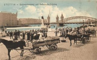 Szczecin, Stettin; Bollwerkmarkt mit Bahnhofs-Brücke / quay market, railway bridge, horse carriages