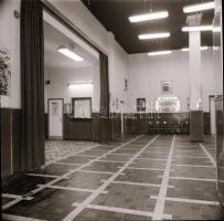 1982 Budapest, XV. ker., BÉKE mozi külső-belső felvételei, 6 db szabadon felhasználható vintage nega...