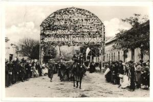 1938 Párkány, Stúrovo; a magyar csapatok bevonulása, díszkapu / entry of the Hungarian troops, decorated gate