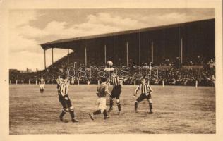 1913 Sunderland-FTC labdarúgó mérkőzés, Sunderland csatárjai Bródit fejessel cselezik, kiadja 'Klasszikus pillanatok vállalat' 5 f. sz. Révész és Bíró / Sunderland-FTC football match