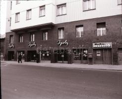 1982 Budapest, IPOLY mozi külső-belső felvételei, 9 db szabadon felhasználható vintage negatív, 6x6 cm