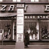1969 Budapest, a Fővárosi Moziüzemi Vállalat hirdető oszlopai, plakáthelyei, kirakatai, ahol az új f...