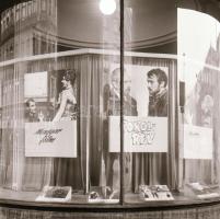 1969 Budapest, a Fővárosi Moziüzemi Vállalat hirdető oszlopai, plakáthelyei, kirakatai, ahol az új f...